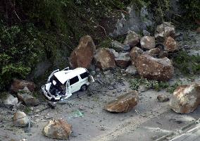 (7)Strong quake rocks western Japan